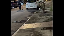 Cantada no bar, comida na moita, Belinha n&atilde;o resistiu ao tes&atilde;o da rua