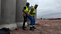 Os trabalhadores p&uacute;blico se pegando escondido na obra da cidade