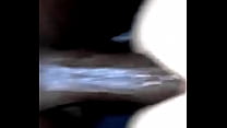 Amigo do corno realizando desejo sexual de comer o cu da esposa do amigo, pica grossa e grossa entrando no &acirc;nus v&aacute;rias vezes, arrombando o cuzinho da casada japinha.  Ao chegar marido encontra a esposa usada e toda gozada secretamente