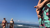 Me saco la polla en la playa p&uacute;blica para ver si alguna chica se antoja y consigo PREMIO DOBLE