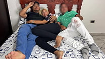 Viendo Pel&iacute;cula con Mi Novio y su Mejor Amigo que se Acuesta al Lado mio y Empieza a Tocarme el Culo al Lado de mi Novio Distraido NTR Netori