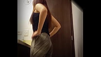 Espiando a Milet la amiga  de mi novia en el ba&ntilde;o