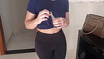 Cheguei em casa e a faxineira estava de cal&ccedil;a legging ,fiquei com um puta tes&atilde;o e acabei oferecendo dinheiro em troca de sexo