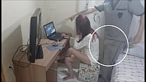 Novinha sozinha em casa recebe o manutencista tarado! &quot;C&acirc;mera escondida&quot;