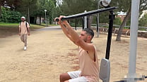 Me cojo a pelo al putito que levant&eacute; en el parque y le dejo la leche adentro