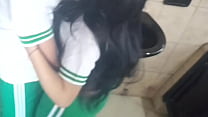 Colegiala Casero! Me Culeo a Mi Compa&ntilde;era En El Ba&ntilde;o En El Receso De La Clase De Educaci&oacute;n Fisica
