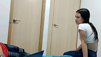 mi jovencita hermanastra teen de 18 a&Ntilde;os entra para preguntar que estoy haciendo pero yo se que lo que quiere es chuparme la verga y despues follarla porno en espanol