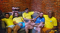 Hora de ver o futebol com os amigos acabou em foda