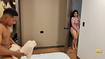 Mi roomie me mira mientras juego con mi nueva mu&ntilde;eca tantaly