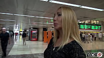 LECHE69 - Madura Espa&ntilde;ola mamando polla a un vagabundo en la calle