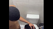 Mamando mlk do pauz&atilde;o escondido no banheiro da balada!