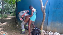 Guardador de carros , acabou metendo leite no rabo do oper&aacute;rio no intervalo de trabalho .