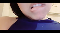 Me masturbo en un ba&ntilde;o publico por d&iacute;a de la mujer estoy ardiendo necesito una buena polla