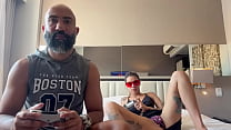 Jogando videogame com o meu namorado, ele socou o controle na minha buceta e meteu no meu cuzinho