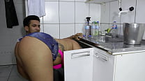 O encanador caralhudo enfiou o cano no cuzinho da safada do rabet&atilde;o. Victoria Dias e Mr Rola