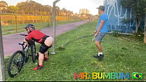 CICLISTA FLAGRA UMA PEGA&Ccedil;&Atilde;O E MOSTRA SUA OUSADIA AO AR LIVRE ( COMPLETO NO RED E SUBSCRI&Ccedil;&Atilde;O)