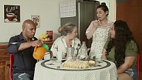 A CASA DA PUTARIA - O MARIDO &Eacute; CORNO, A M&Atilde;E &Eacute; SAFADA , E A EMPREGADA FODE TODO MUNDO | EMME WHITE, ALESSANDRA MAIA, AGATHA LUDOVINO, CAPOEIRA.