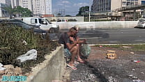 PATRICINHA SAI A CA&Ccedil;A DE MORADOR DE RUA PARA REALIZAR SUAS FANATSIAS SEXUAIS