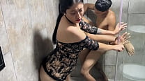 estoy en casa y mi hermanastra esta en su piesa con su amiga y paso y la folla a la dos pro su co&ntilde;o