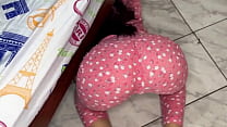 Enga&ntilde;e a mi Hermosa Hijastra Para que Busque de Bajo de la Cama Para FOLLARLE su Gran Culo