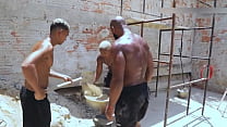 Trabalhando na obra com um amigo e o encarregado tava todo cheio de gra&ccedil;a. Safado pra pagar nossa di&aacute;ria exigiu que a gente fudesse ele.