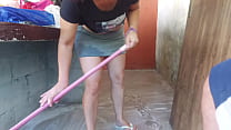 minha esposa saiu e a empregada baixinha gostosa pegou meu pau e colocou dentro dela na &aacute;rea de casa