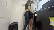 Tengo ganas de bajarle ese short corto y sucio a mi mejor amiga