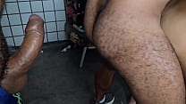Magrelo submisso levando pica de dois machos no cinema porn&ocirc;.- FULL RED