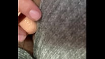 POV desde arriba: Abro las piernas y mi pantal&oacute;n est&aacute; roto en la vagina  Me masturbo mojada