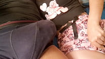 Padrastro entra en mi habitaci&oacute;n y terminamos jugando a juegos sucios y besos calientes