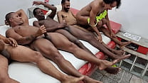 Bastidores da grava&ccedil;&atilde;o com a casada fodendo com todos os amigos do corno que tamb&eacute;m caiu na putaria