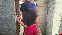 Cheio de tes&atilde;o Danny hot deu a buceta para o entregador do supermercado dela, e  teu marido Mike Hot chega e fode a buceta delacom a duas pirocas juntos
