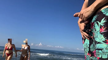 Me saco la polla en la playa pública para ver si alguna chica se antoja y consigo PREMIO DOBLE 6 min