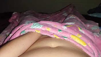 HIJASTRA ENVIA VIDEO MASTURBÁNDOSE A SU PADRASTRO QUEDA TODA MOJADA Y GIME DE PLACER BIEN RICO COÑITO ESTRECHO 11 min