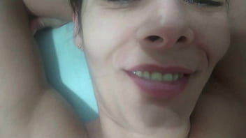 Casada madura tirando a virgindade do novinho e fica gemendo de prazer vendo ele encher sua buceta de porra 5 min