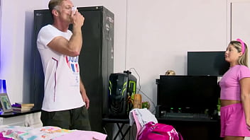 Eu cheirava a calcinha da minha enteada depois do banho 5 min