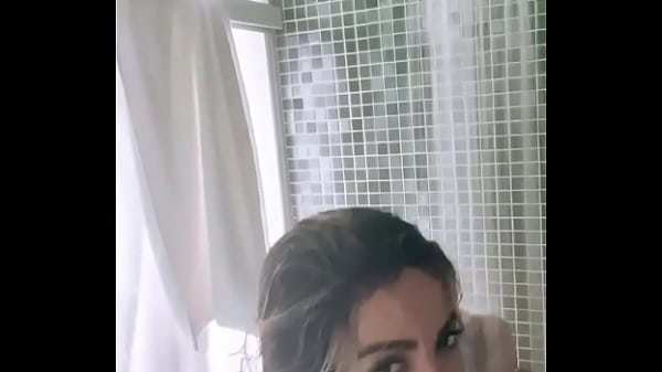 Anitta Vaza Seios Enquanto Toma Banho 15 sec
